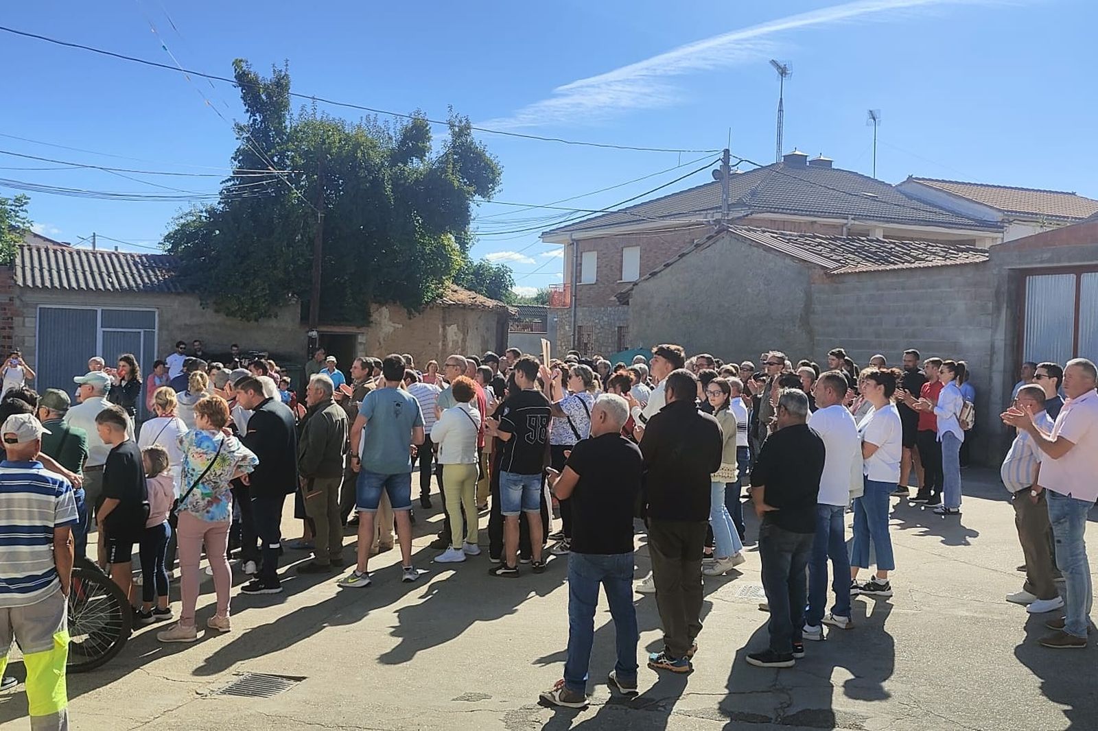 concentraciÃ³n vecinal de apoyo al detenido en Olleros de Tera (Zamora) que apuÃ±alÃ³, presuntamente, a un hombre de 40 aÃ±os