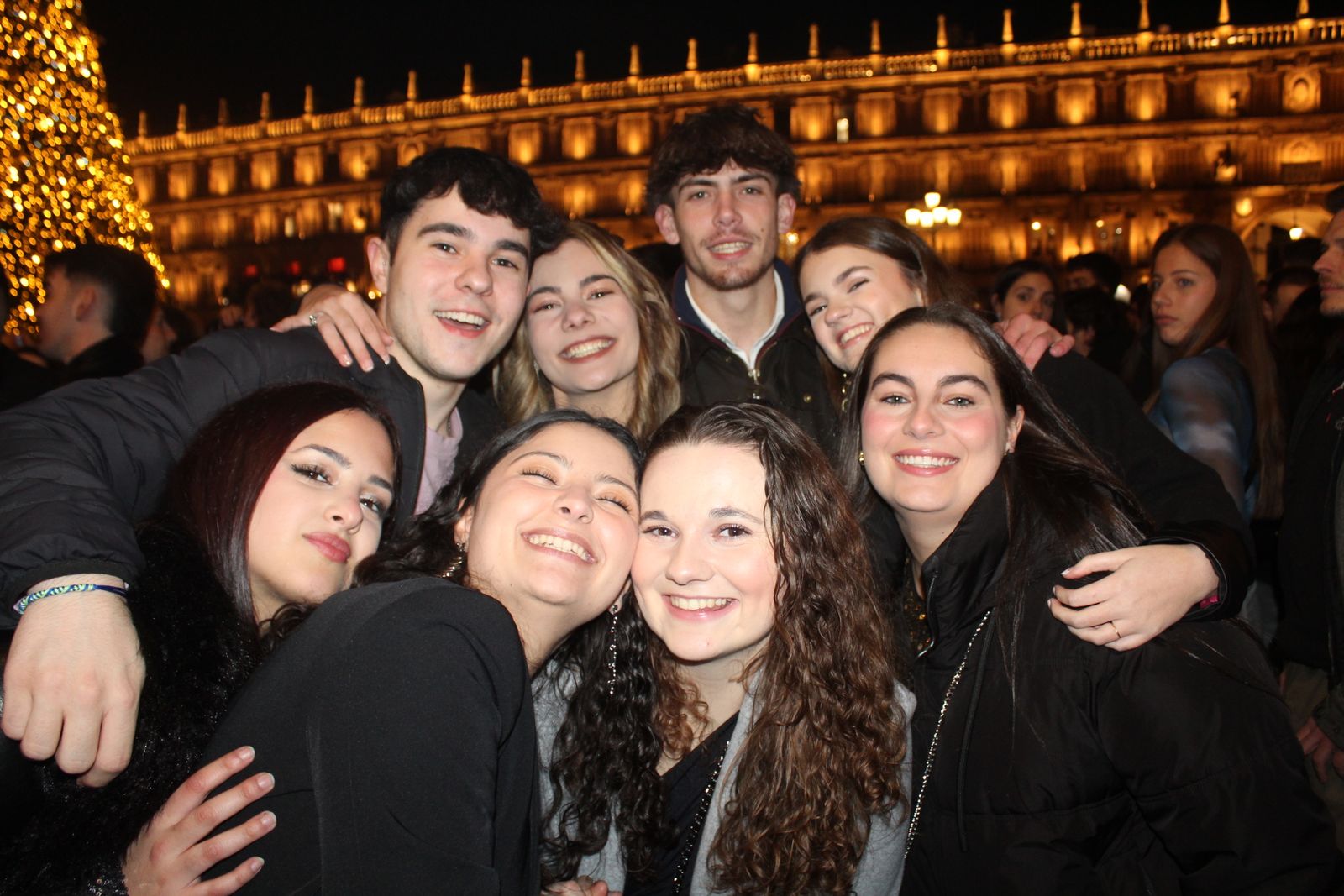 Miles de personas disfrutan de las campanadas y la fiesta del Fin de Año Universitario