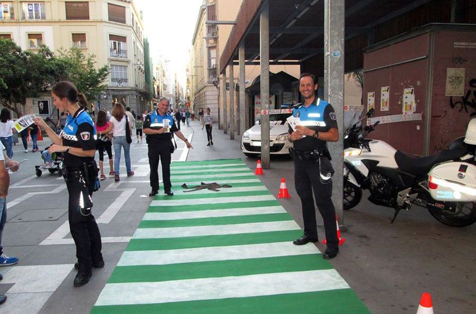 02Ayto.Zamora.PolicaMunicipalinformaenSantaClarasobrepasosdepeatones200917