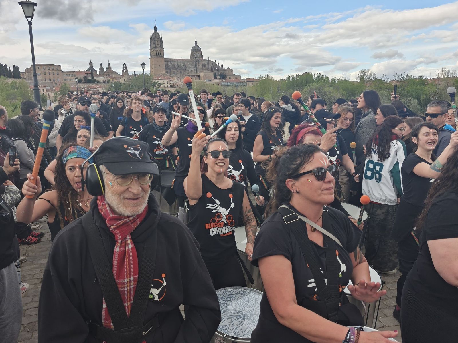 Un multitudinario Lunes de Aguas en Salamanca llena la ribera del Tormes