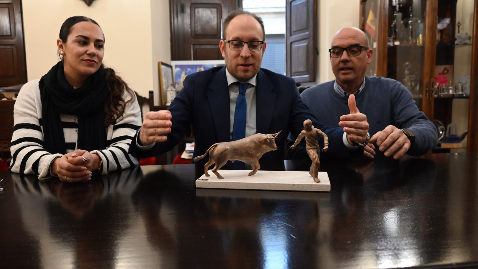 El alcalde Marcos Iglesias, junto al teniente de alcalde Ramón Sastre y la delegada de Asuntos Culturales del Carnaval Paola Martín Muñoz presentando la escultura en honor al Carnaval del Toro