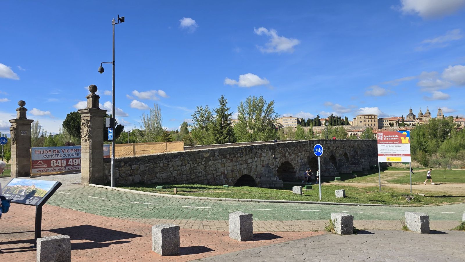 Comienzas las obras para reparar los pretiles del Puente Romano