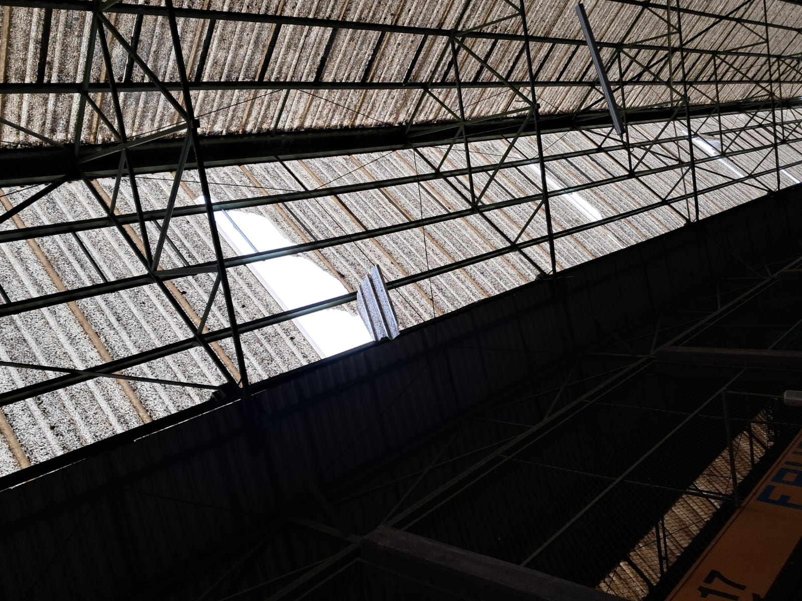 Alertan de un nuevo agujero en la cubierta de Mercazamora y exigen "una intervención urgente"