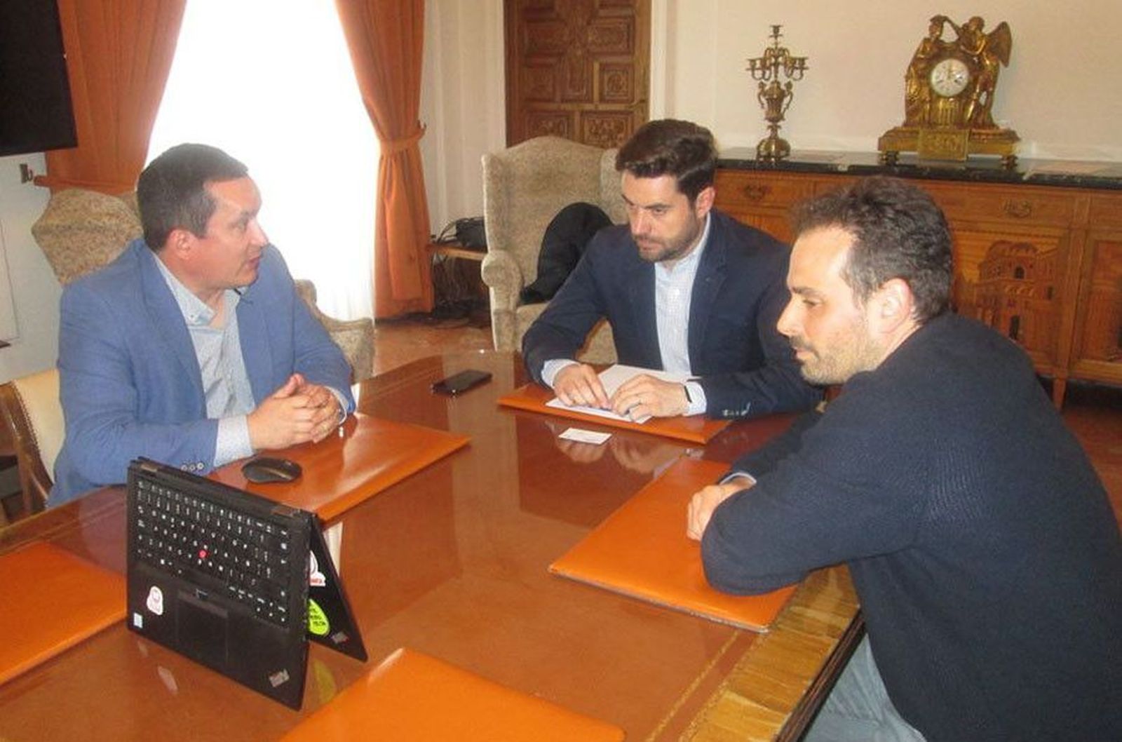 01 Ayto. Zamora. Antidio Fagu00fandez reuniu00f3n con empresa tecnolu00f3gica Serbatic