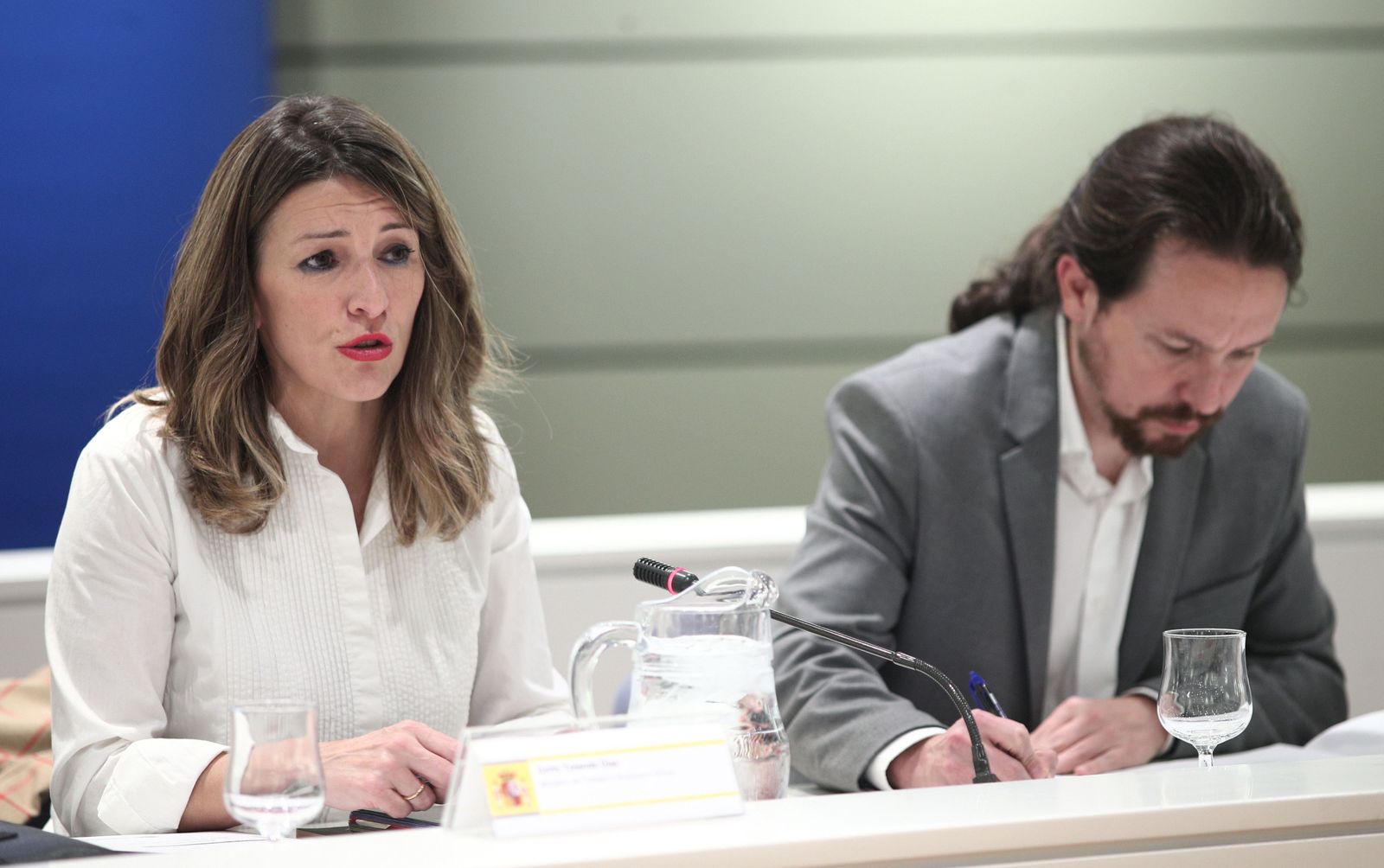 La ministra de Trabajo y Economía Social, Yolanda Díaz y el vicepresidente del Gobierno de Derechos Sociales y Agenda 2030, Pablo Iglesias, durante la reunión con los representantes de las Organiza