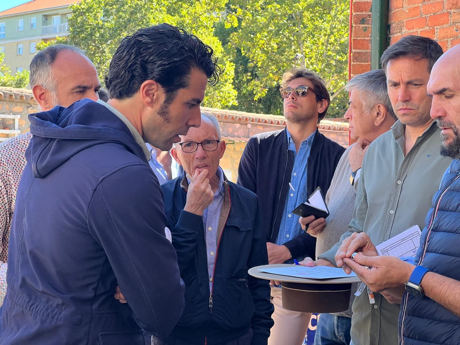 ambiente-durante-el-sorteo-de-los-toros-del-vellosino-en-la-glorieta-domingo-15-de-septiembre-de-2024-fotos-s24h-40