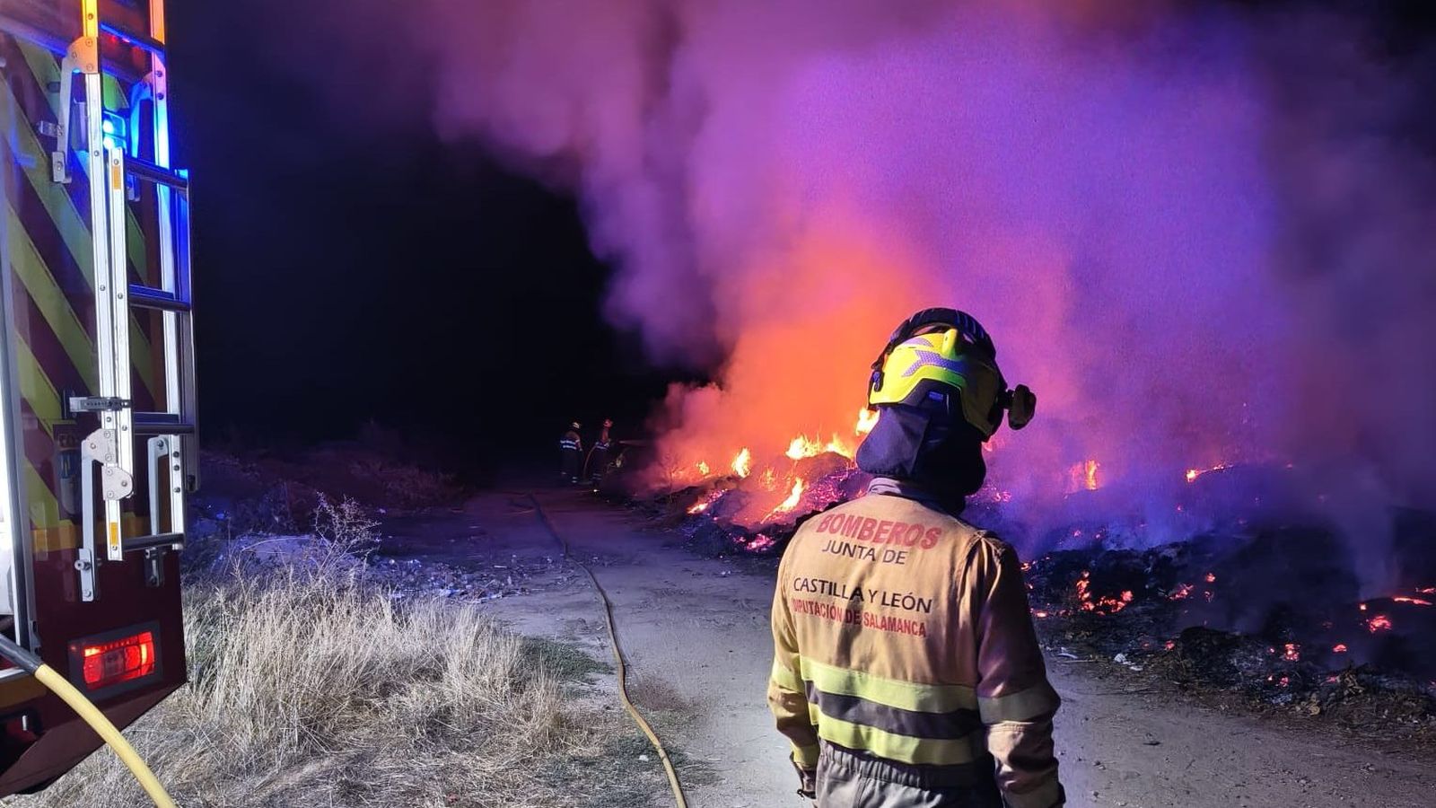 Dos dotaciones de bomberos sofocan un incendio de poda en Villoria