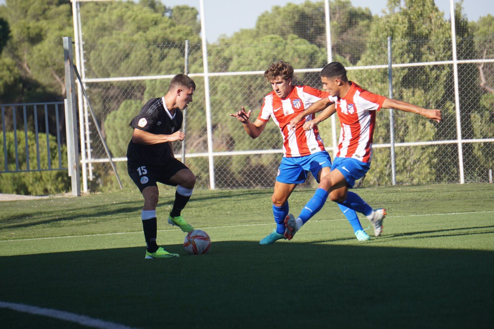 Una jugada del partido. @SalamancaCFUDS