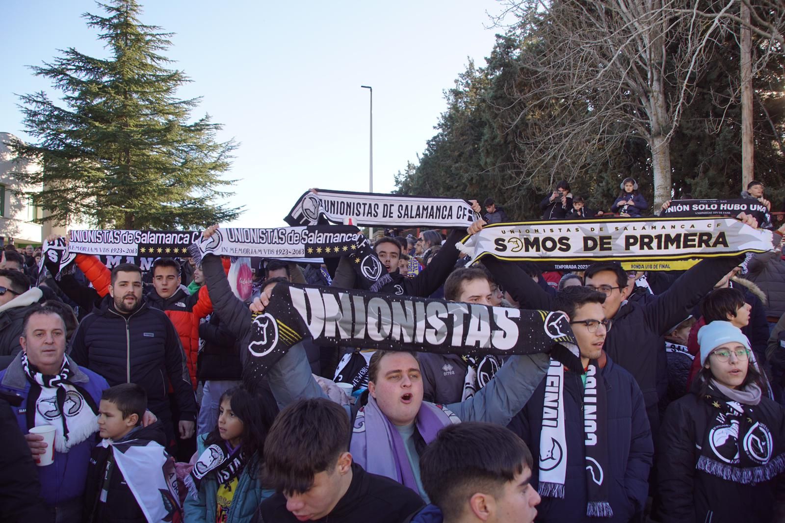 Recibimiento del autobús de Unionistas al Reina Sofía antes de su encuentro con el Villareal. Fotos Juanes Recibimiento del autobús de Unionistas al Reina Sofía antes de su encuentro con el Villareal. Fotos Juanes
