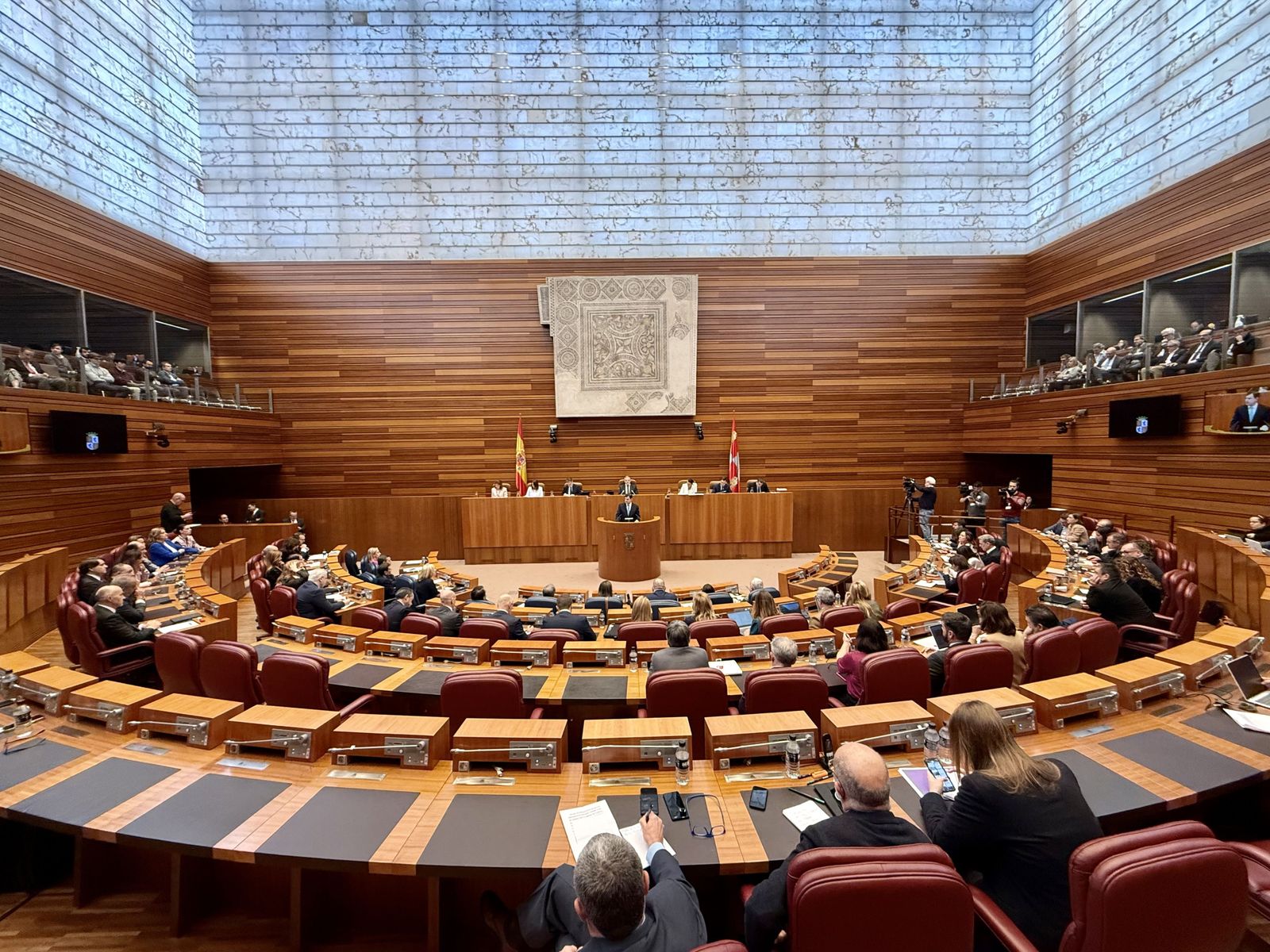 Mañueco anuncia una ayuda de entre 10.000 y 20.000 euros a los autónomos que se hagan cargo de un negocio cuyo titular se jubile