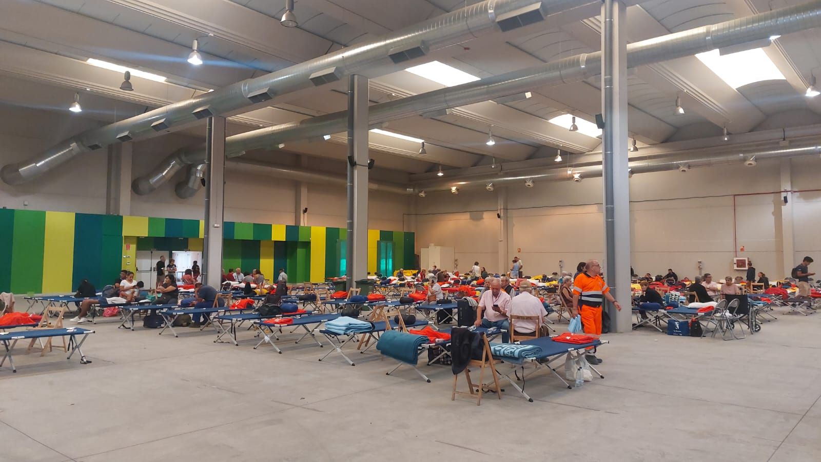 Vecinos desalojados en el Centro de Transportes de Benavente. Archivo