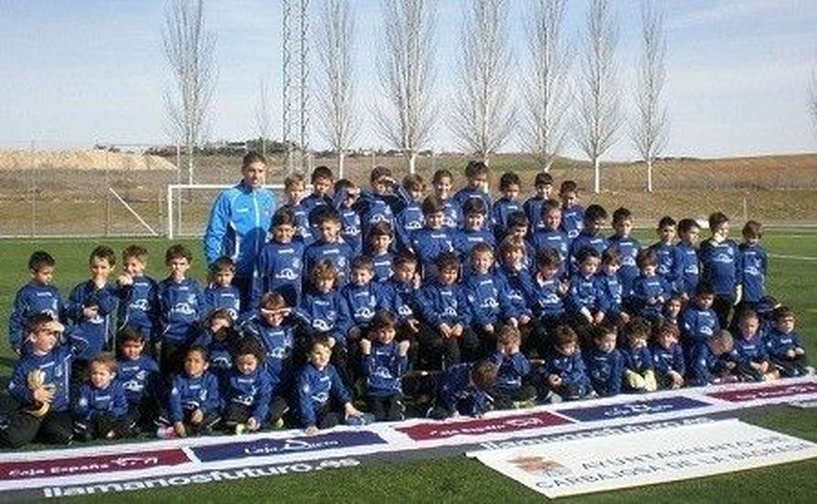 El Ayuntamiento de Carbajosa presentó la nueva equipación de su escuela de fútbol
