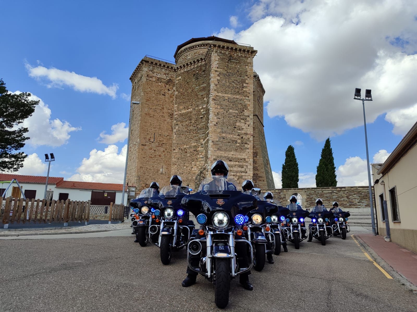 Guardia Real en Alba de Tormes con las motos