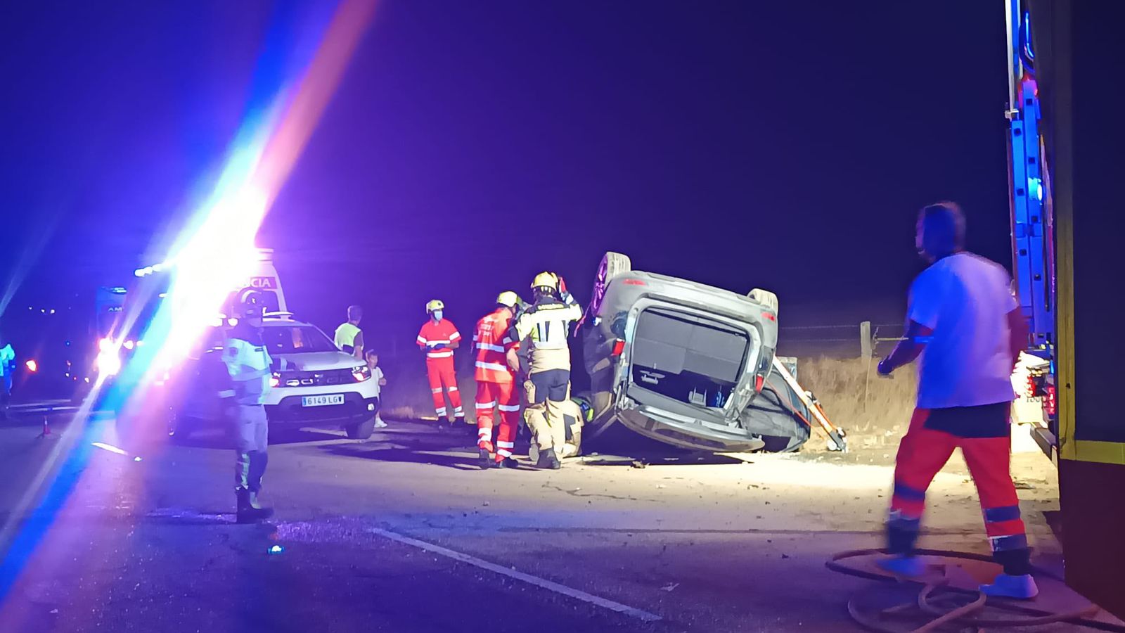 Vehículo volcado con cinco personas heridas en Villar de Peralonso