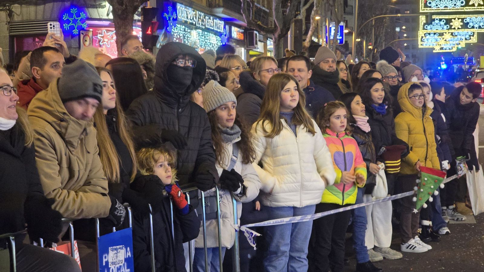 Niños y mayores viven con ansia el paso de la Cabalgata de Salamanca 2026