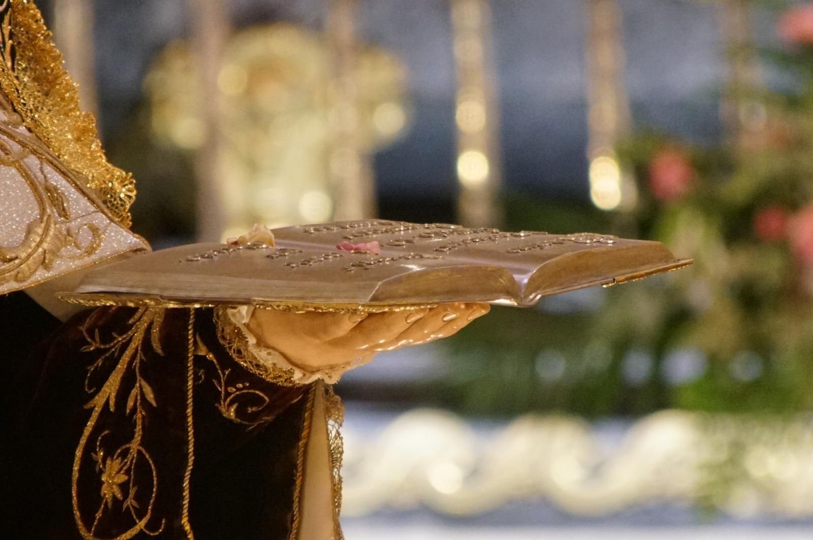 Santa Teresa se despide de los albenses bajo la lluvia