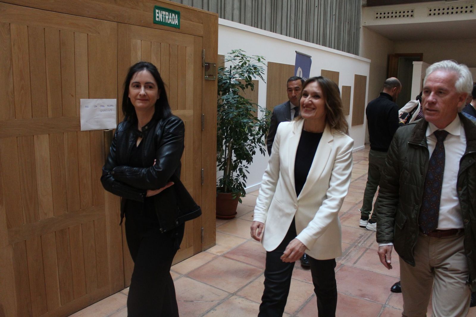 La consejera de Educación, Rocío Lucas, clausura la entrega de premios.