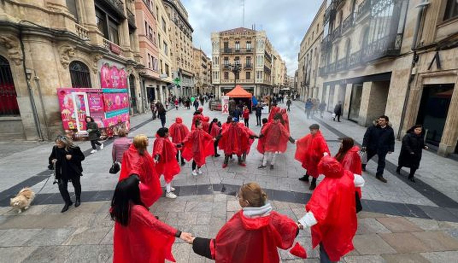 Un lazo rojo humano cubre la plaza del Liceo por el Día Mundial de la Lucha contra el Sida