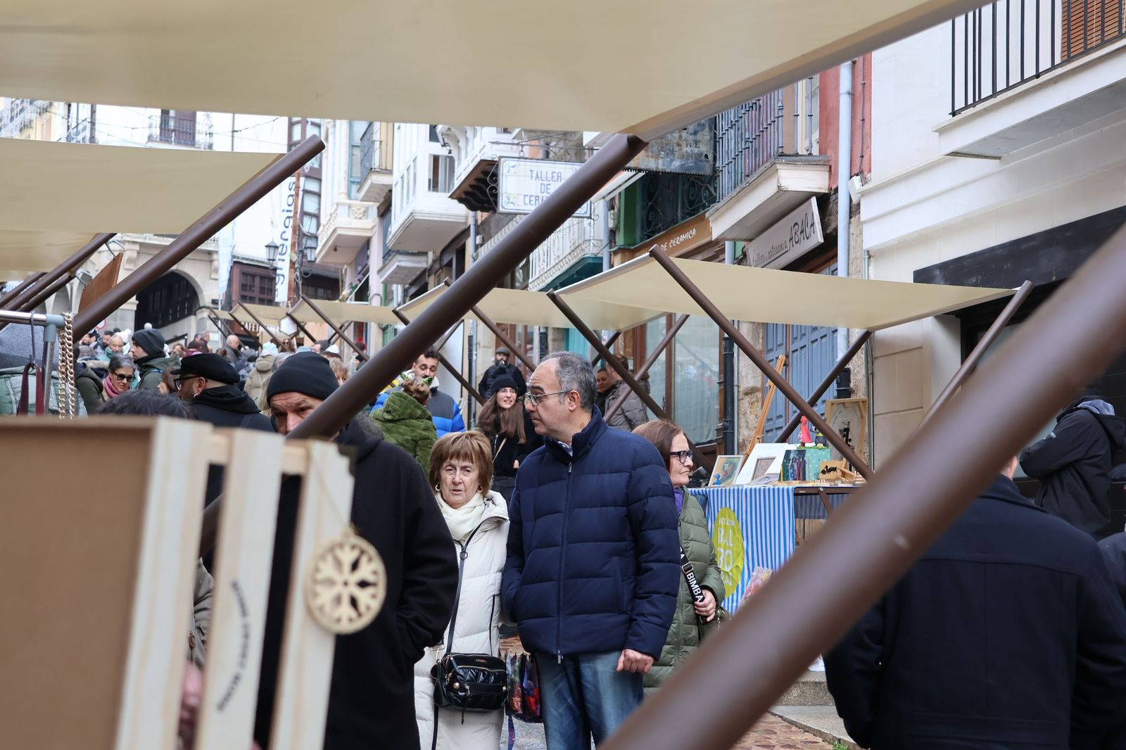 GALERÍA | El mercado de artesanos en la calle Balborraz como escaparate del producto local
