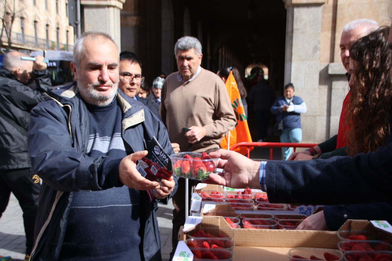 UPA reparte 700 tarrinas de fresas