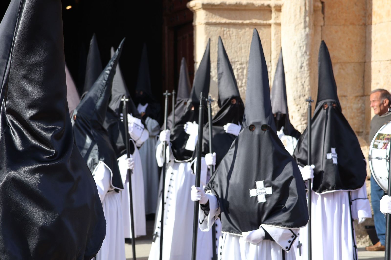 Revive las imágenes de la procesión del Santo Entierro en Fuentesaúco