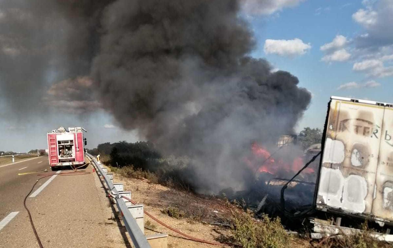 incendio-en-un-camion-tras-colisionar-con-una-furgoneta-6