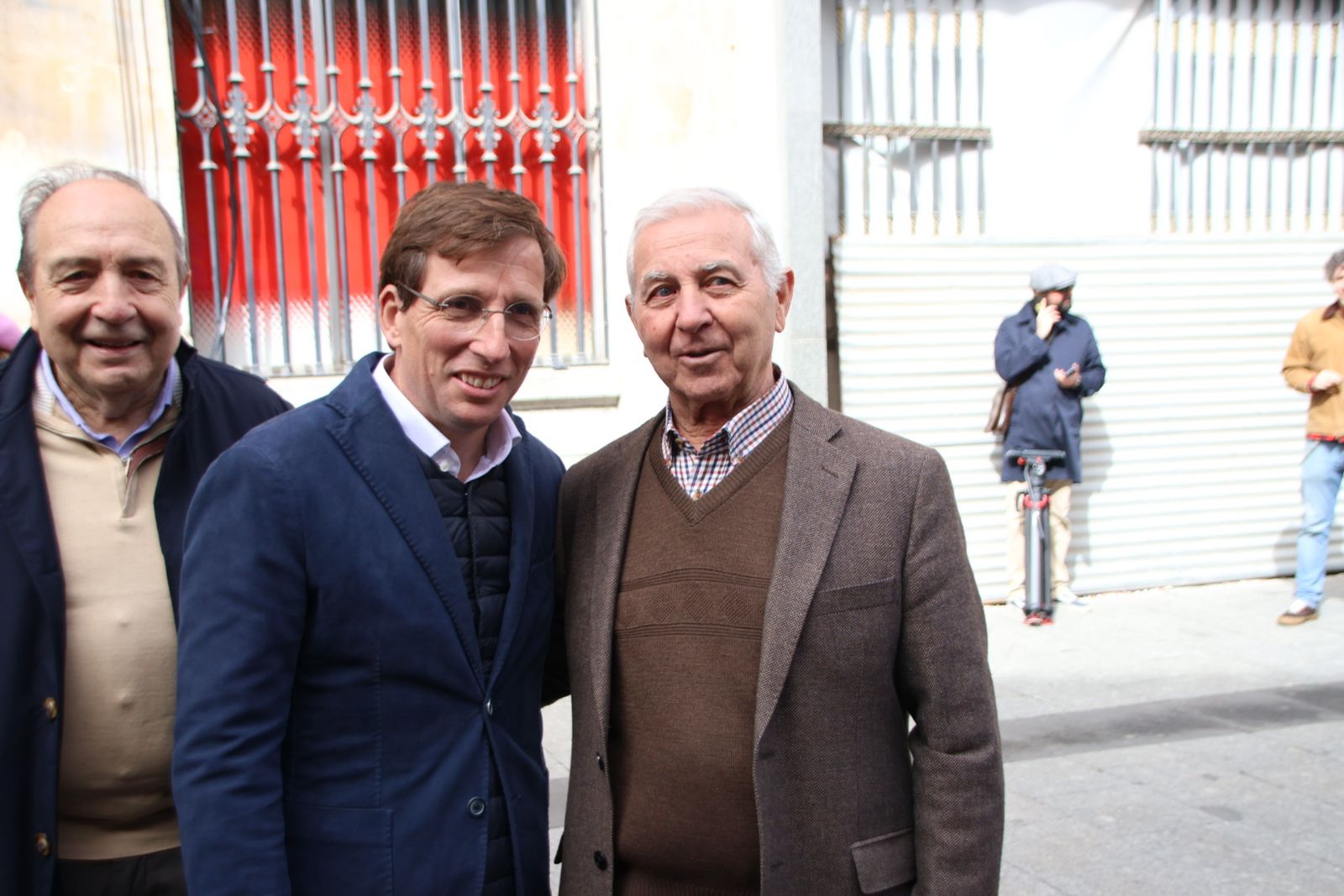 Almeida visita la carpa del pp del Liceo