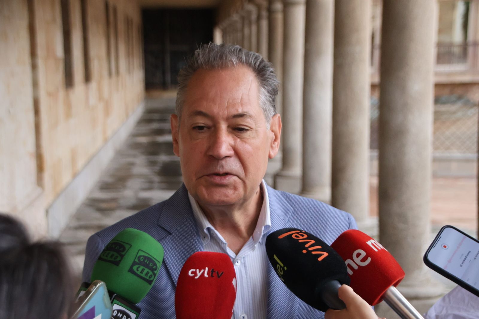  El concejal de Fomento, Fernando Carabias, visita la conclusión de las obras de renovación de la plaza de San Román