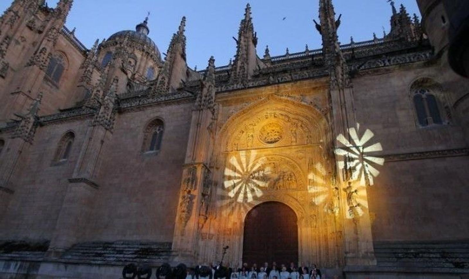 Un espectáculo de luz, poesía y música en la Catedral envuelve la plaza de Anaya