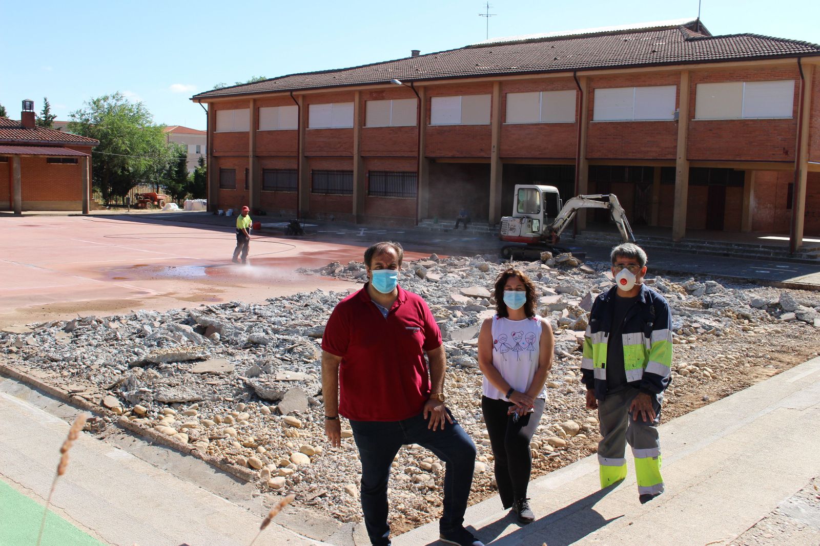 El alcalde Roberto Martín, la concejal de Eduación María Jesús Moro y el conserje Manuel Chamorro en las obras del Miguel de Cervantes