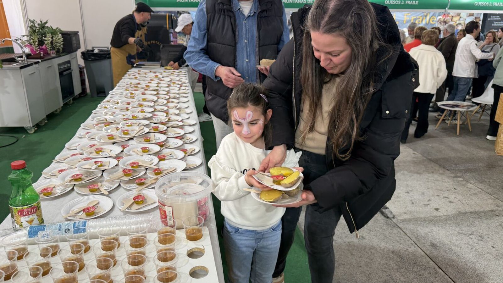 Degustación de patatas en la VIII Feria Gastronómica