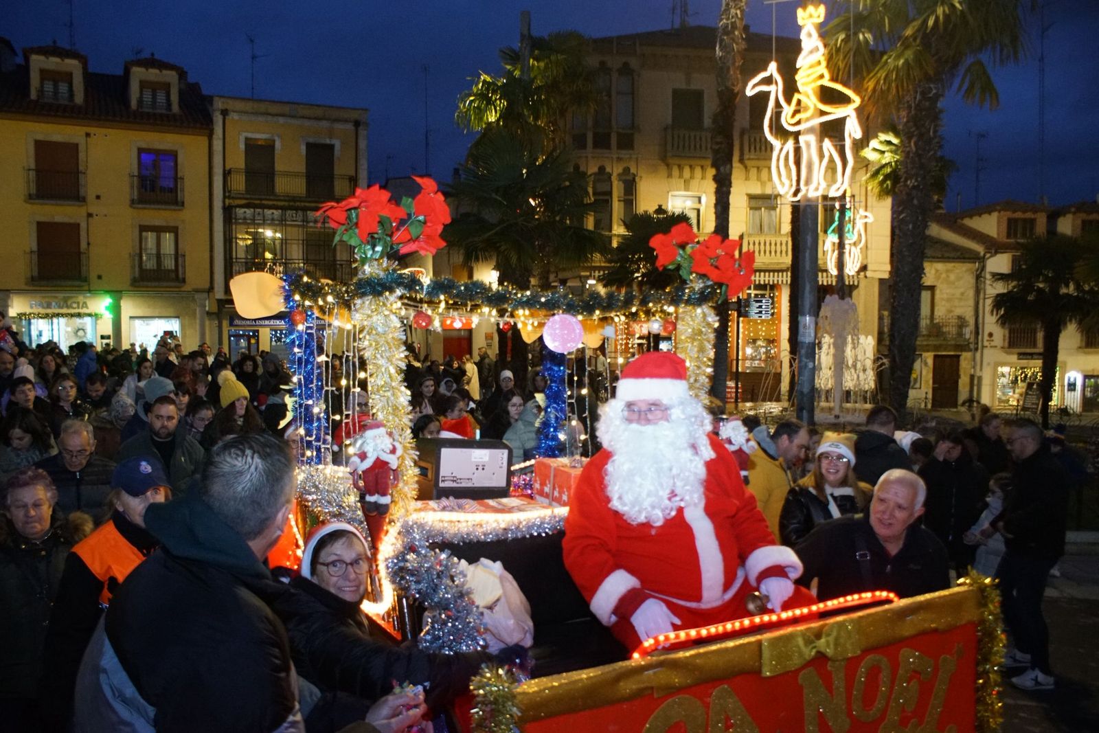 Papá Noel recorre las calles de Alba de Tormes y entrega regalos a los niños