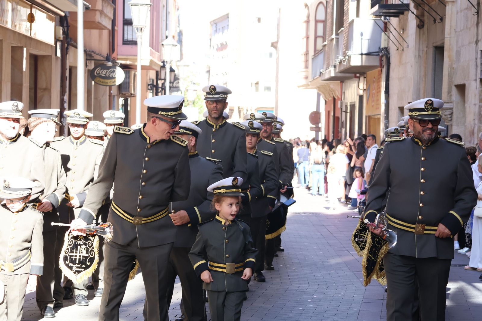 La Exaltación de la Cruz procesiona por las calles de Zamora rumbo a la carpa de San Bernabé