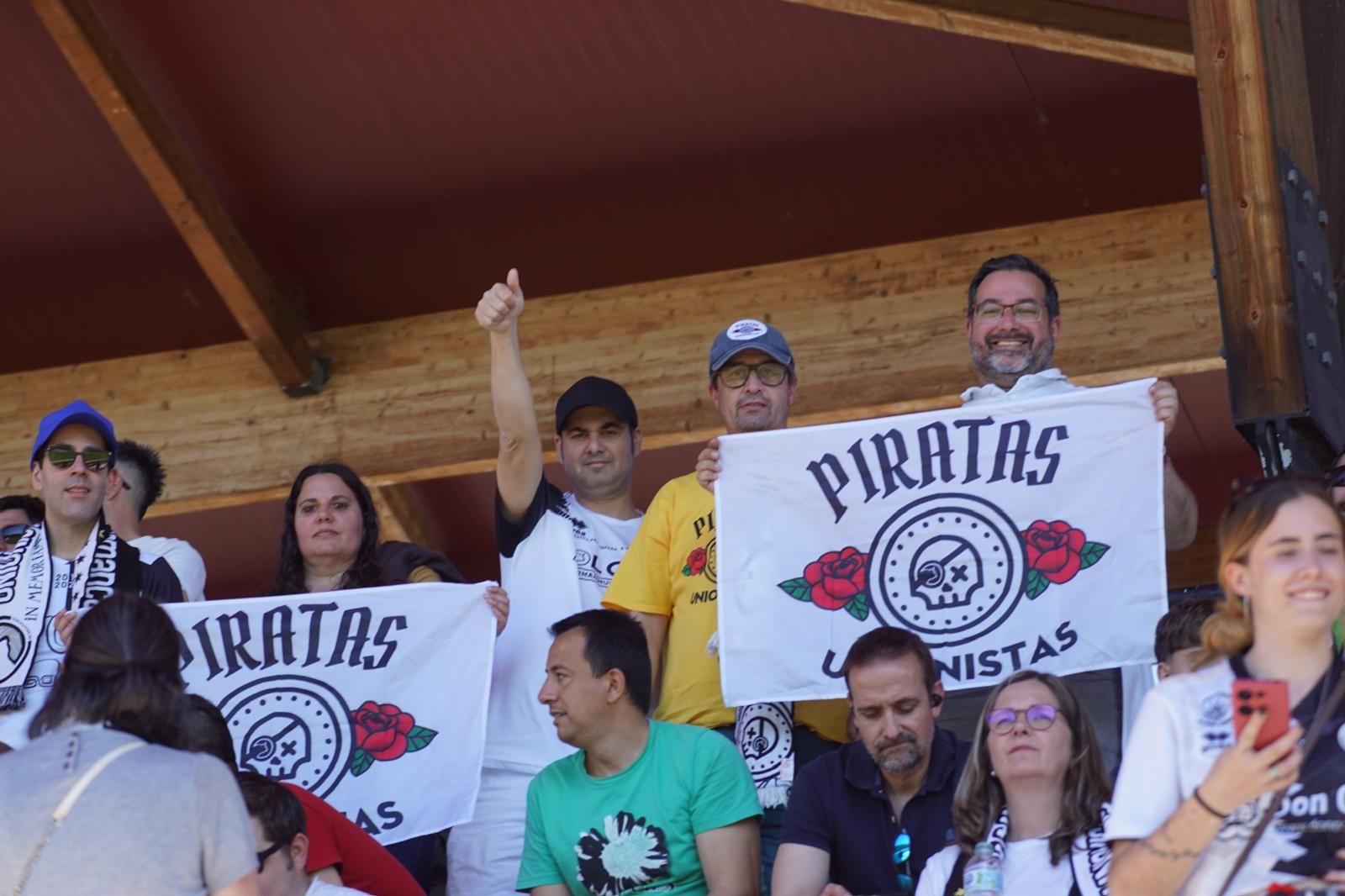 Gran ambiente en la grada para ver el partido entre Zamora - Unionistas en el Estadio Ruta de la Plata