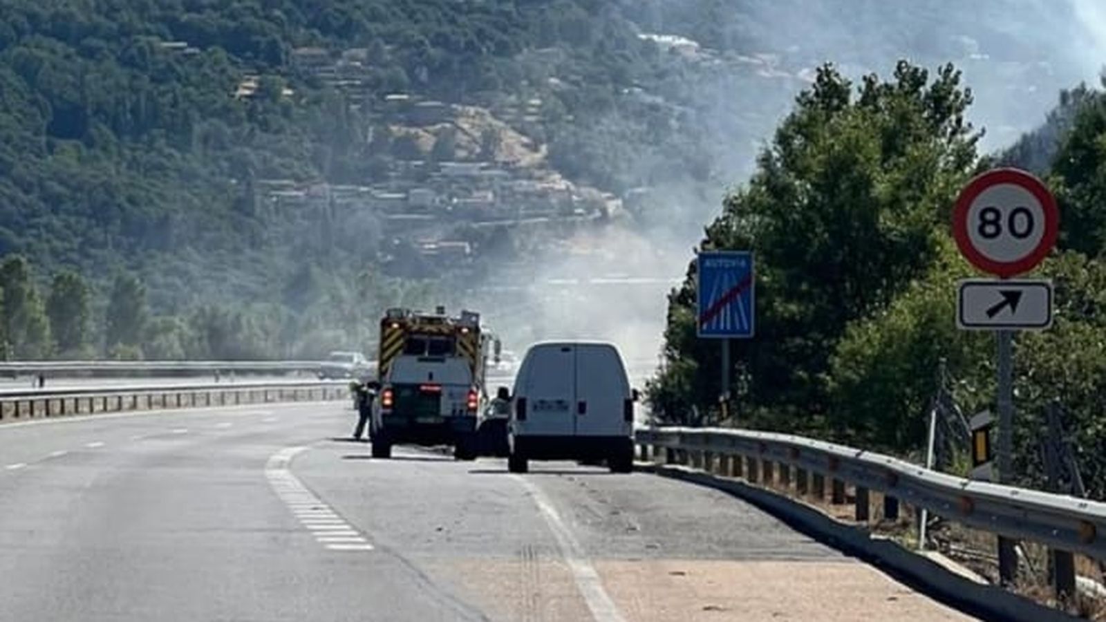 Un coche ardiendo provoca un incendio forestal en Béjar con los bomberos, agentes medio ambientales y la Guardia Civil de Salamanca Un coche ardiendo provoca un incendio forestal en Béjar con los bomberos, agentes medio ambientales y la Guardia Civil de Salamanca