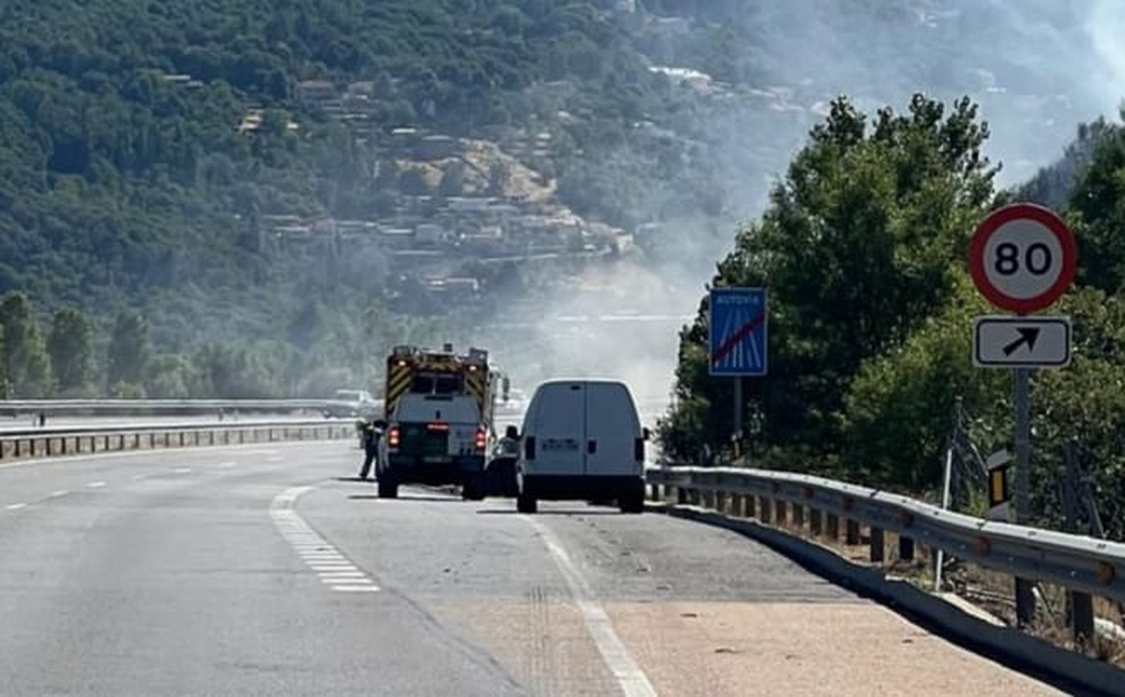Un coche ardiendo provoca un incendio forestal en Béjar con los bomberos, agentes medio ambientales y la Guardia Civil de Salamanca