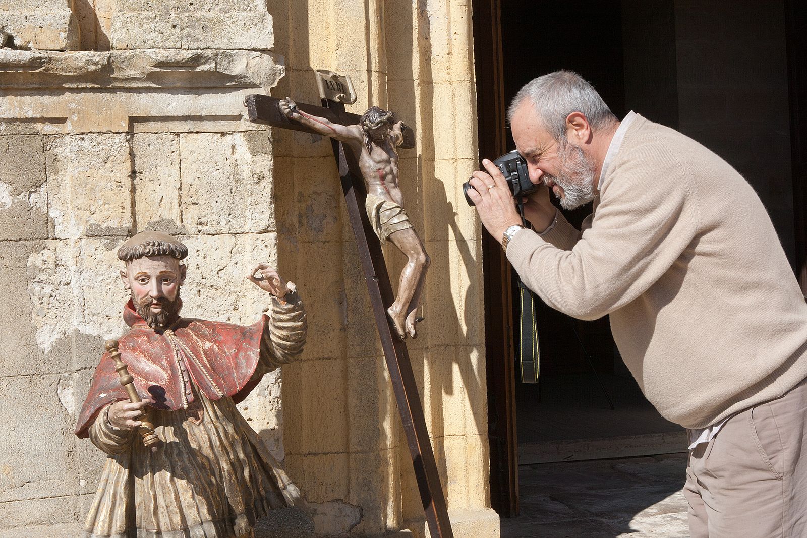 José Ángel Rivera de las Heras catalogando las obras de la Diócesis de Zamora