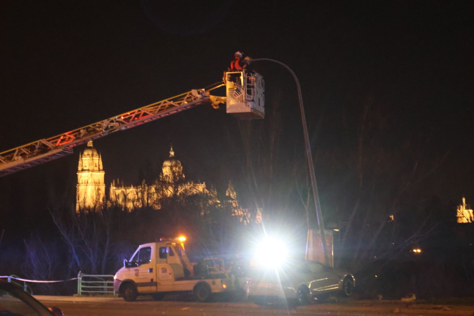 Un coche se empotra contra una farola tras perder el control en la Vía Helmántica