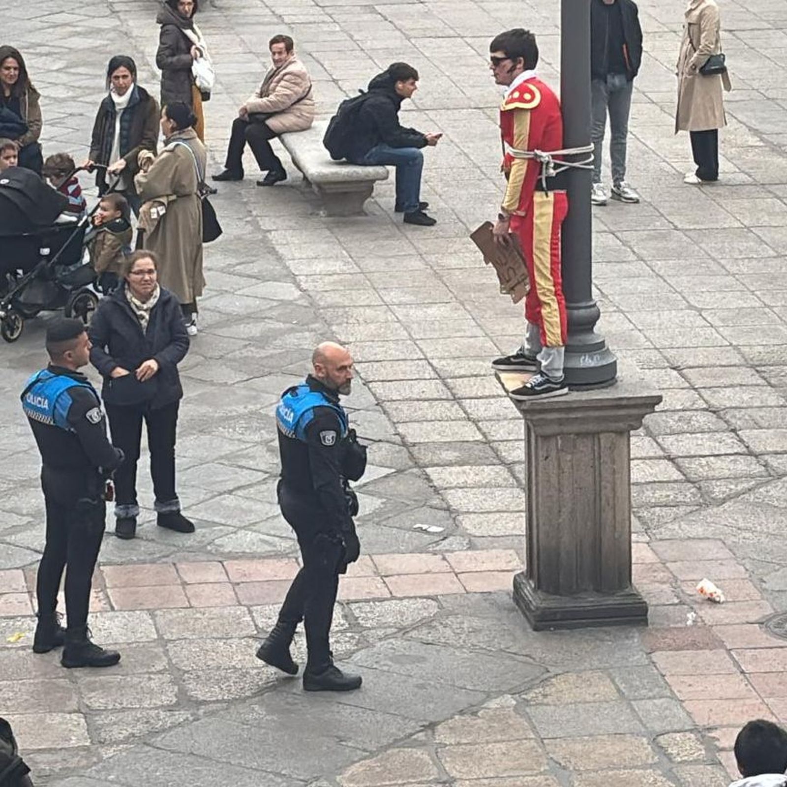 Escena surrealista en Salamanca: un hombre disfrazado de torero atado a una farola obliga a intervenir a la Policía