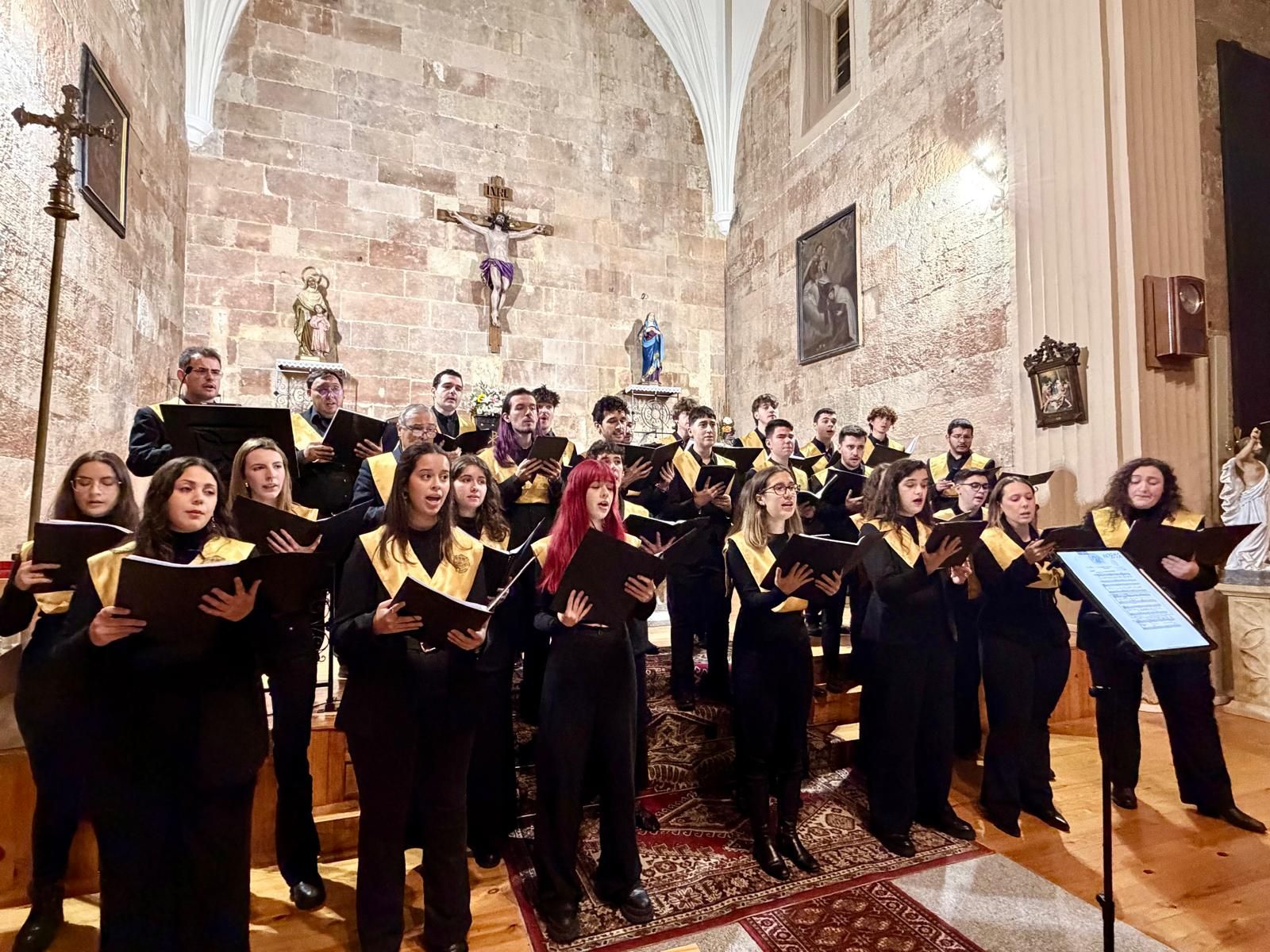 La Vellés disfruta de los villancicos del Coro Tomás Luis de Victoria