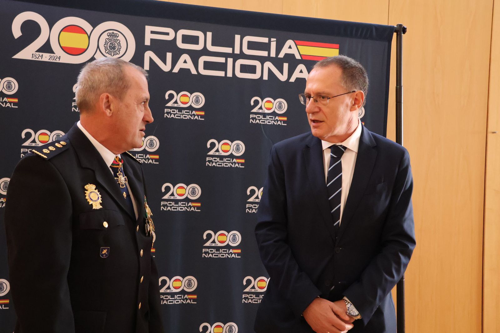 Ceremonia de imposición de condecoraciones a miembros de la Policía Nacional en honor a los Santos Ángeles Custodios