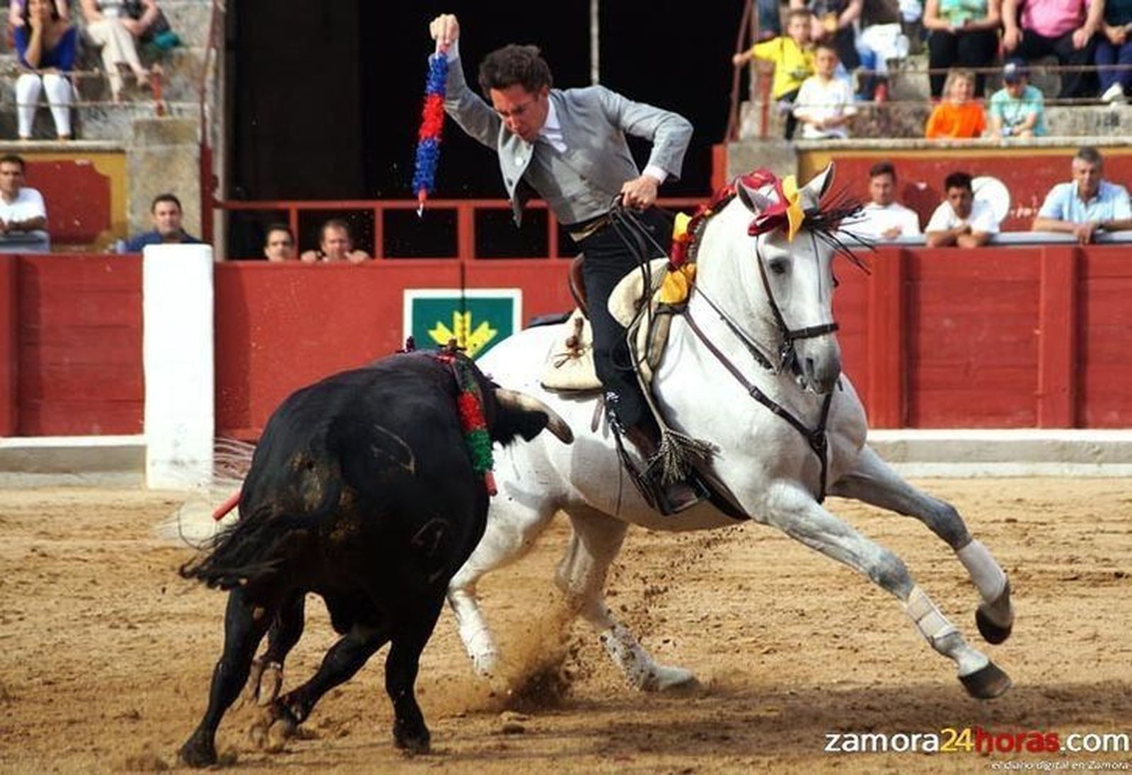 Leonardo Hernández triunfa en la corrida de rejones Leonardo Hernández triunfa en la corrida de rejones