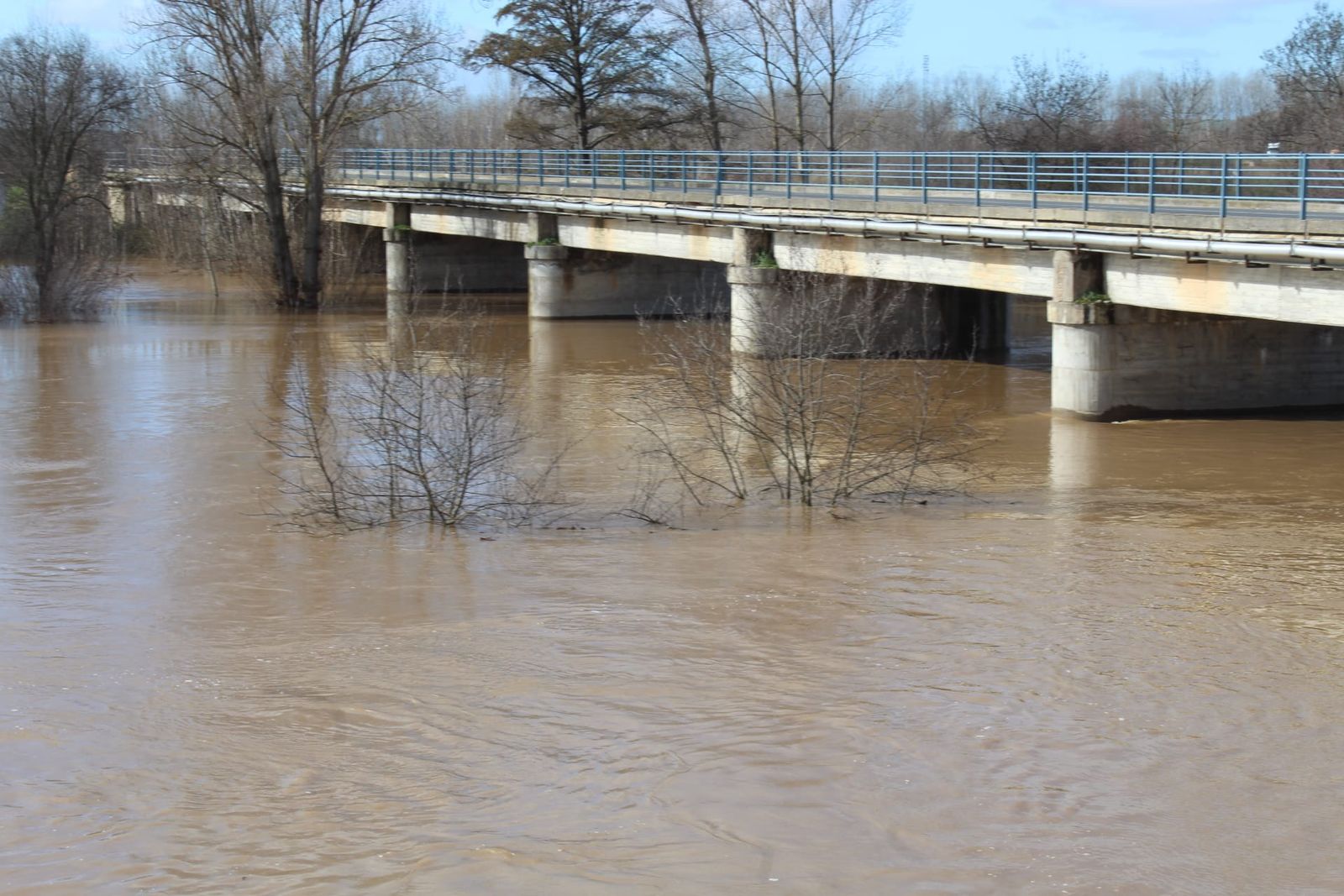 huerta-el-tormes-crecido-tras-las-ultimas-lluvias-inunda-la-playa-y-la-zona-de-ribera-26