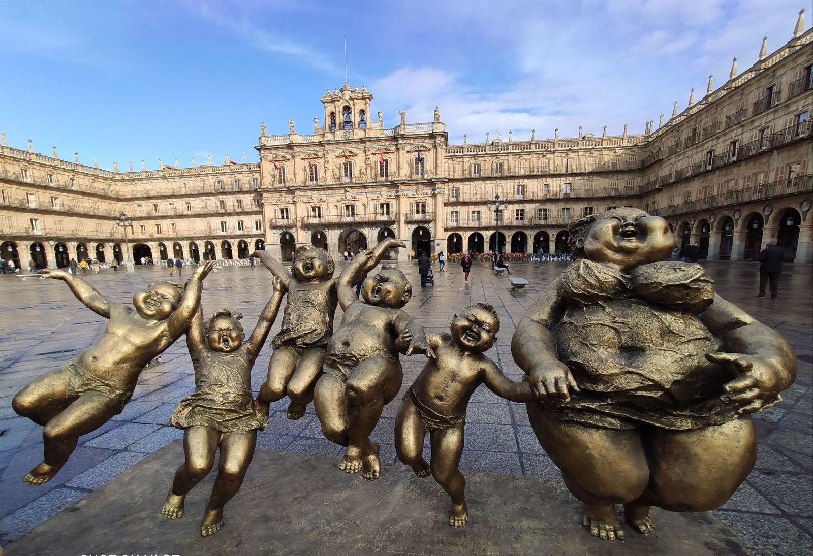 Escultura de Xu Hongfei en la Plaza Mayor de Salamanca.