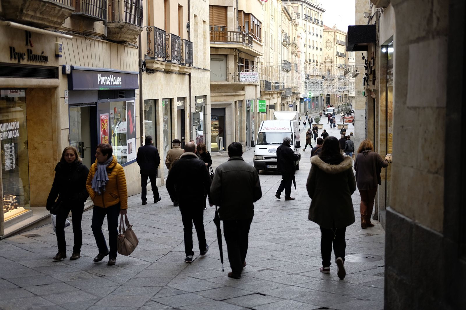 Calle Zamora gente personas invierno