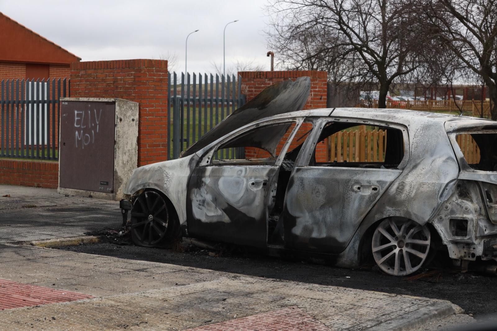 Coche calcinado en el barrio de Buenos Aires
