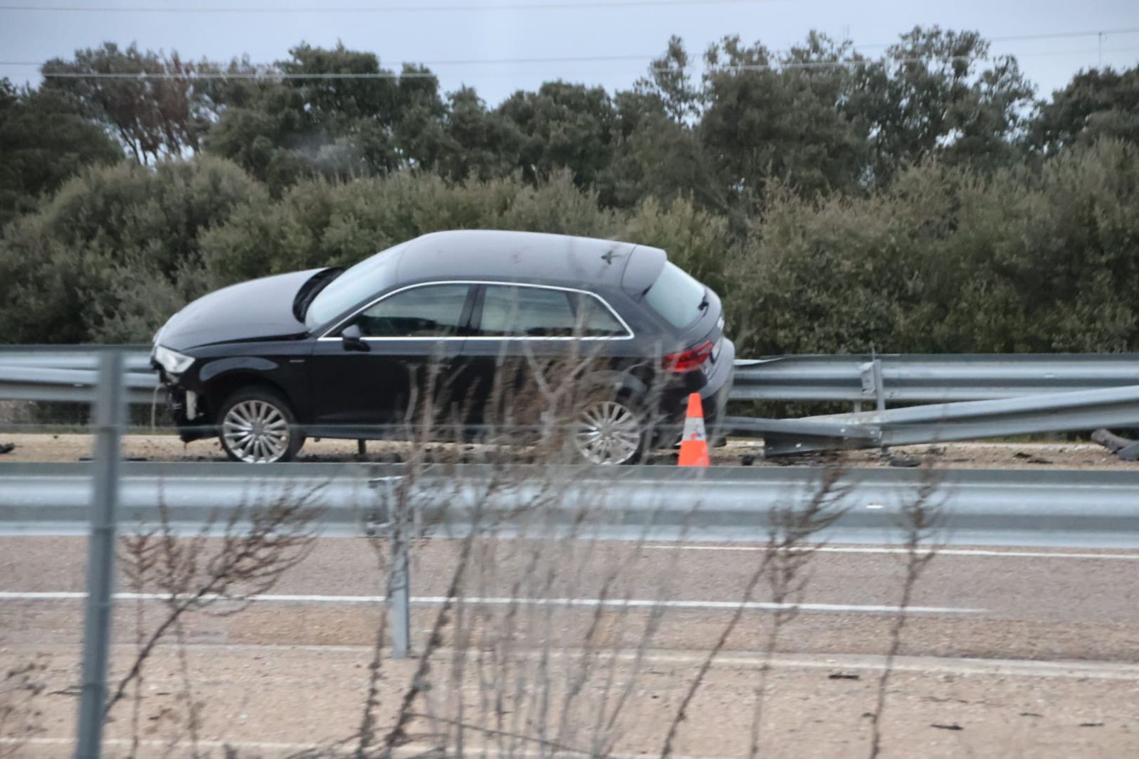Un vehículo impacta contra un guardarraíl y salta la mediana al salirse de la vía en la A 62, a la altura de La Rad. Andrea M (2)