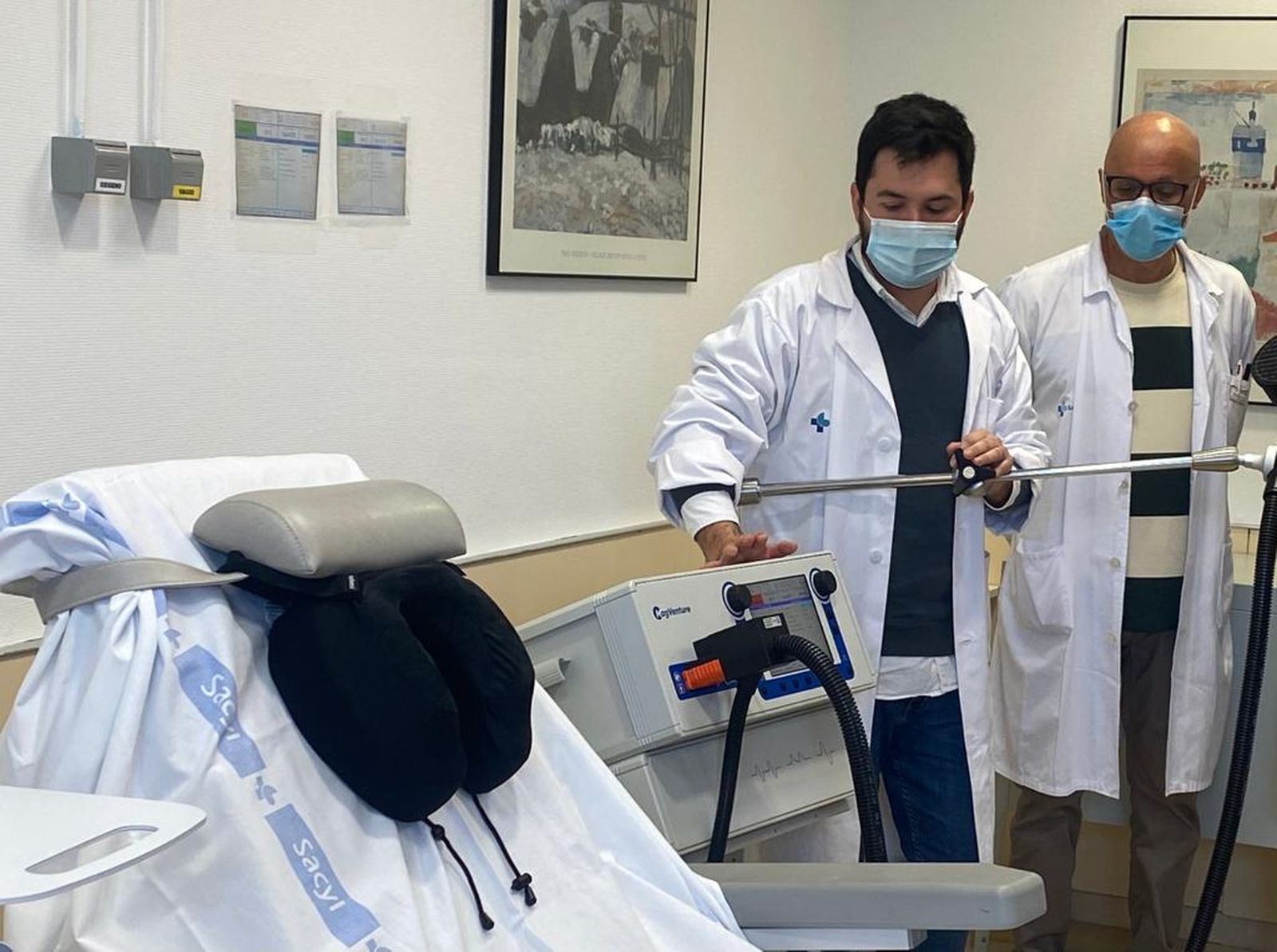 Imagen de la máquina encargada de la estimulación magnética transcraneal del Hospital de Zamora