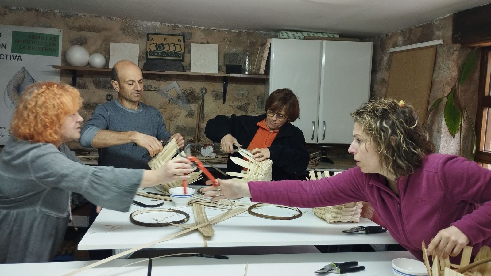 David Luengo Parra como maestro artesano en el Taller de Iniciación a la Cestería de Castaño en el Lab CREARTE