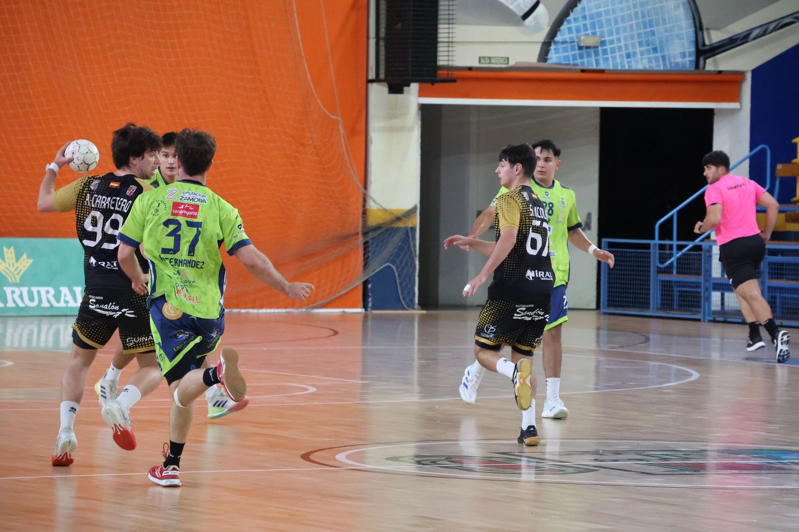 GALERÍA | El BM Zamora recibe en casa al Ciudad de Salamanca en un duelo muy ajustado